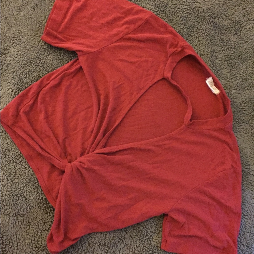 Knotted red cropped tee